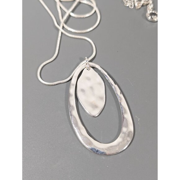 Liz Claiborne Hammered Silver Tone Teardrop Pendant Necklace Boho Chic 32" - Picture 9 of 10